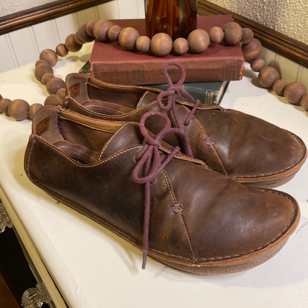 Womens Clark’s brown leather low tie shoes size 9.5